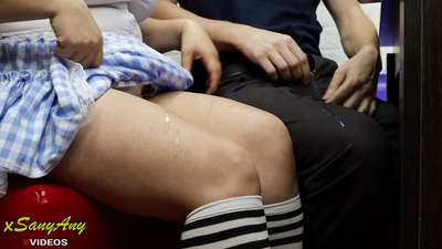 Noor koolitüdruk rabeleb klassikaaslasele kodutööl-xsanyAny